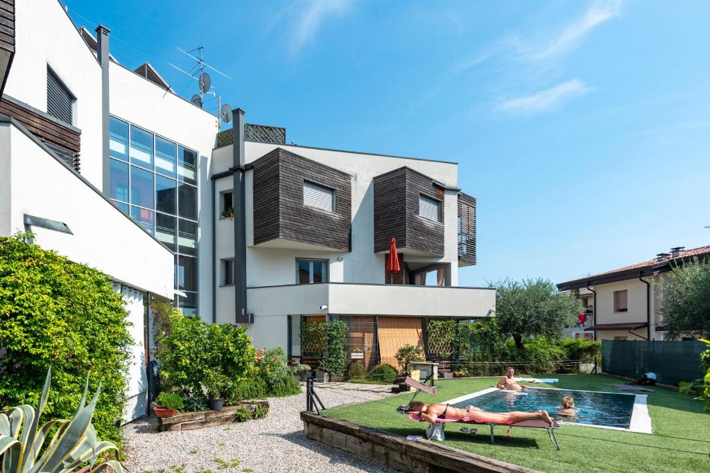Rosy & Onyx House With Shared Pool — photo 1