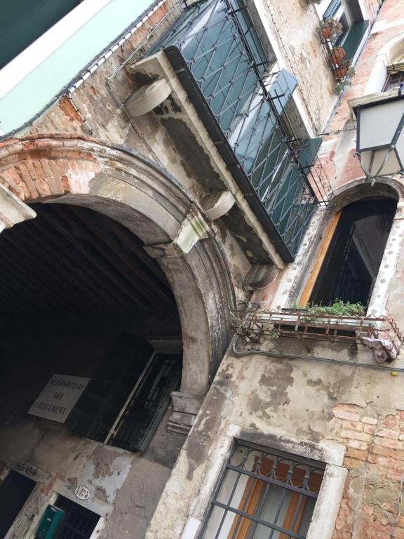 The Wolf House Greysclass — photo 1
