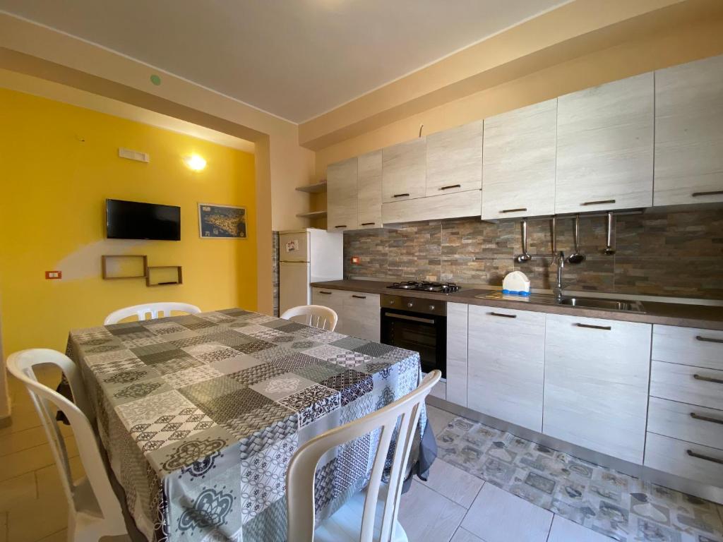 200m from the Sea - Large Private Patio with BBQ photo 2