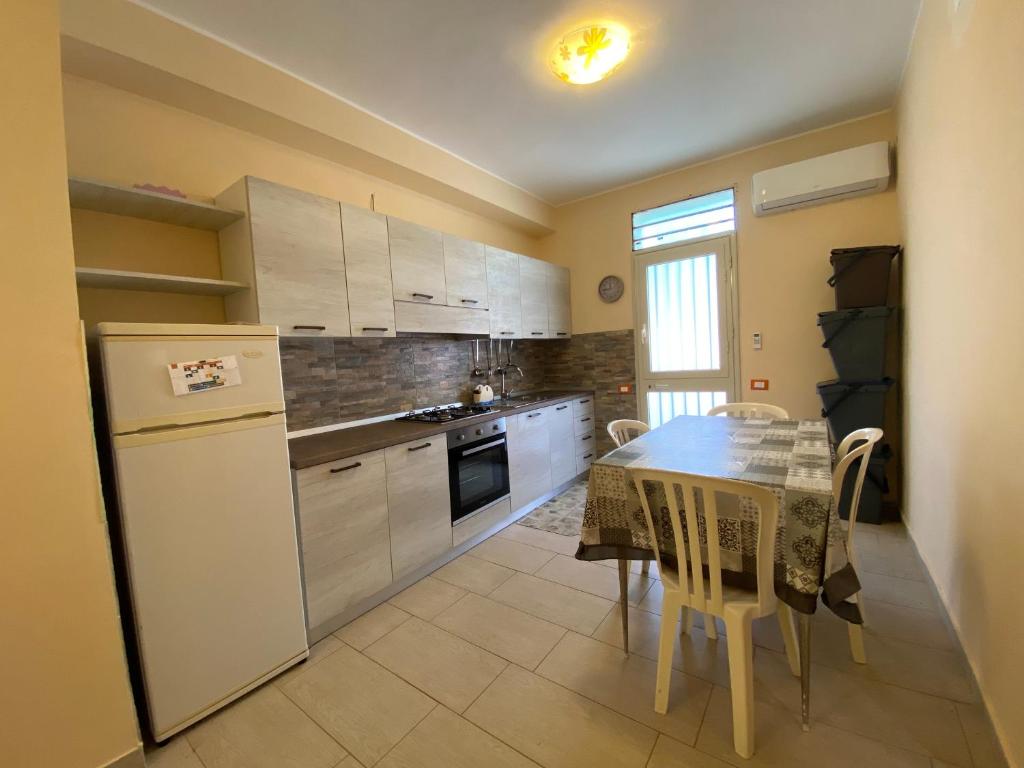 200m from the Sea - Large Private Patio with BBQ photo 3