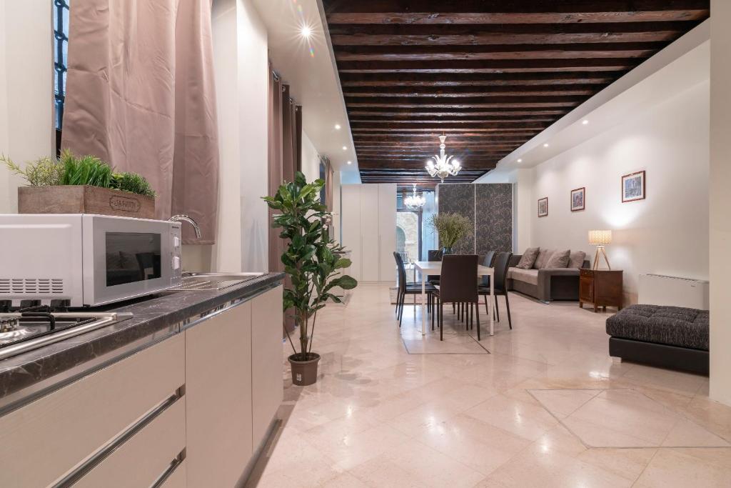 Riva Palace Apartments by Wonderful Italy photo 2