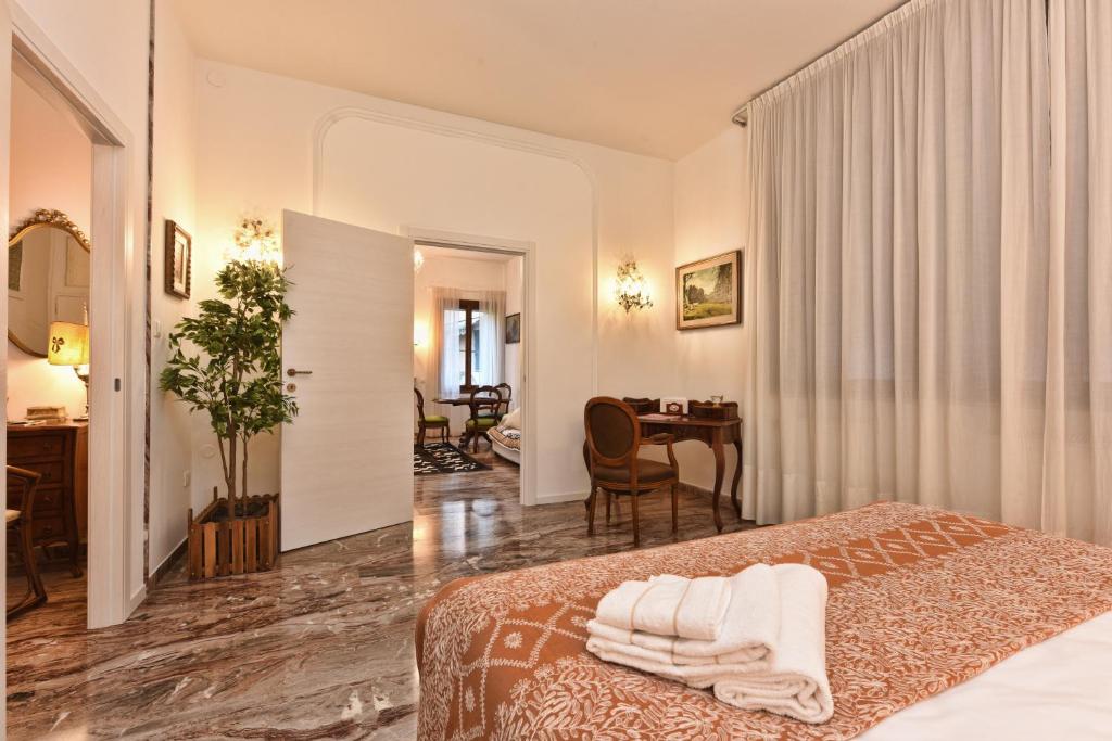 Soderini Splendor: First Floor Palazzo Charm at Castello Square photo 2
