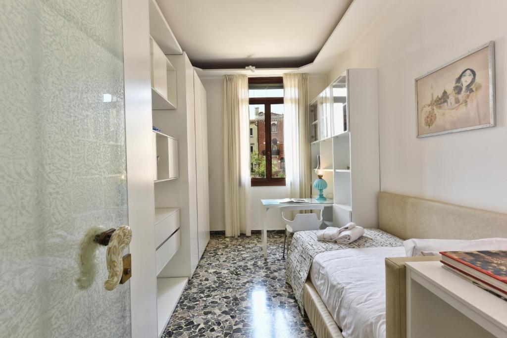 Soderini Splendor: First Floor Palazzo Charm at Castello Square photo 3