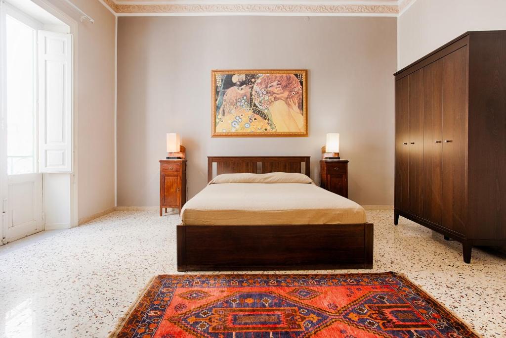 GuestHost - Historic Center Trapani Roomy Apt photo 2