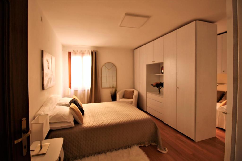 Charming canal view San Marco apartment photo 2