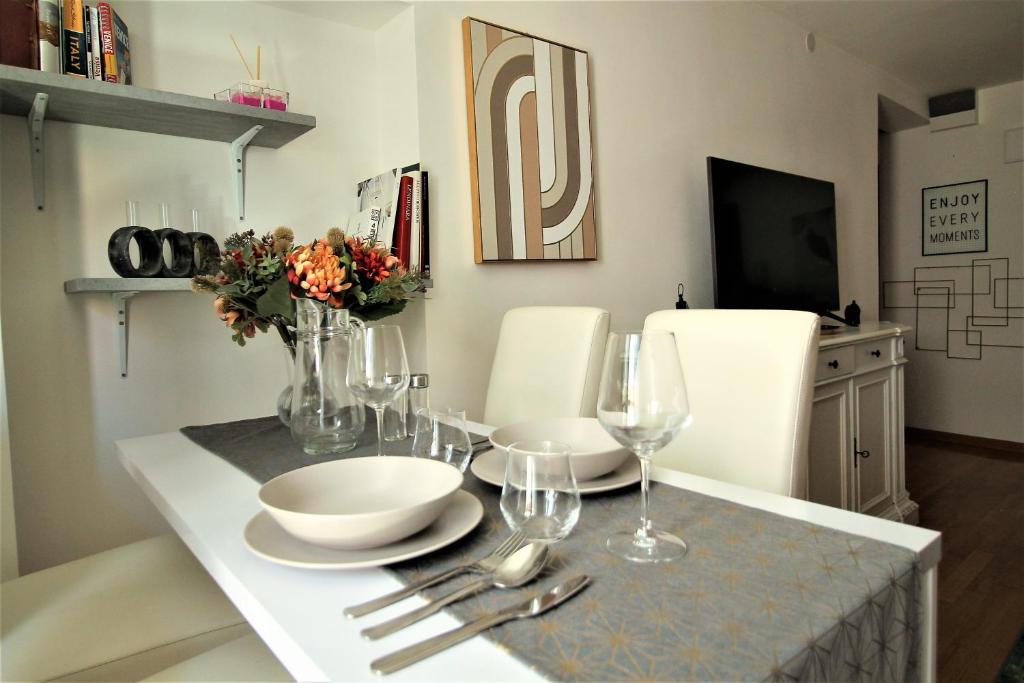 Charming canal view San Marco apartment photo 3