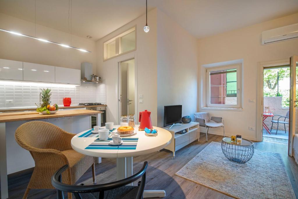 SNUG APARTMENT WITH PRIVATE COURTYARD M0270422677 — photo 1