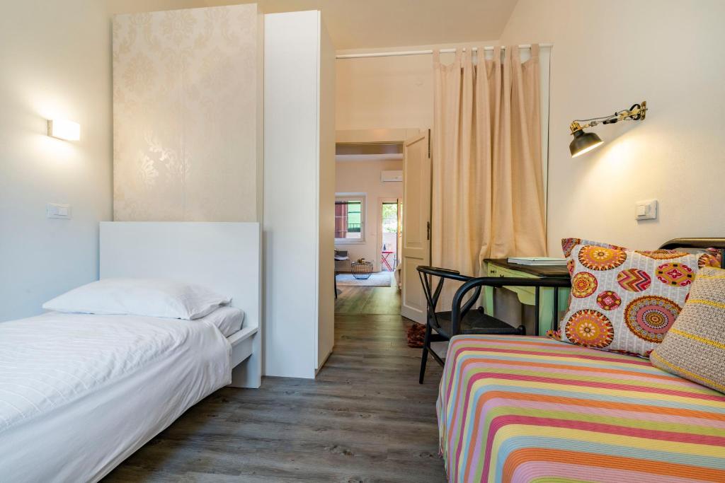 SNUG APARTMENT WITH PRIVATE COURTYARD M0270422677 photo 2