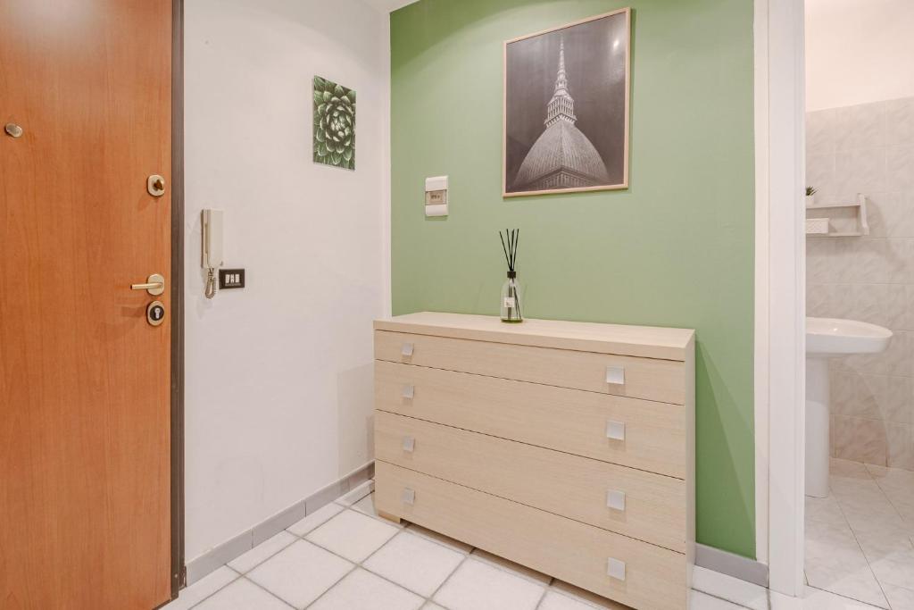 GuestHost - Stylish Studio in Turin's Vibrant Quadrilatero photo 3