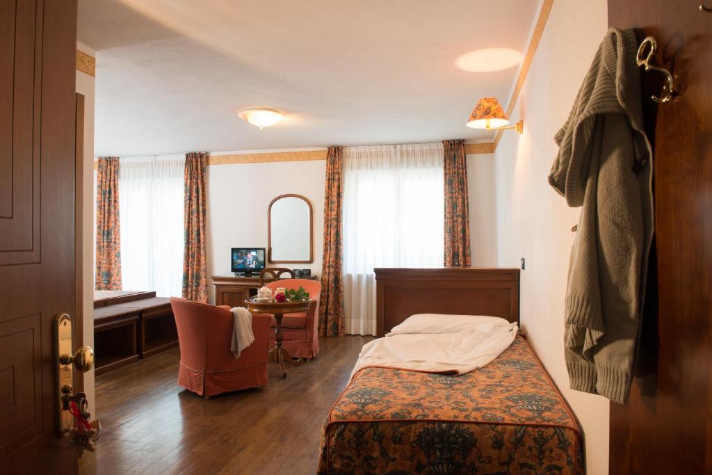 Hotel Tourist photo 2