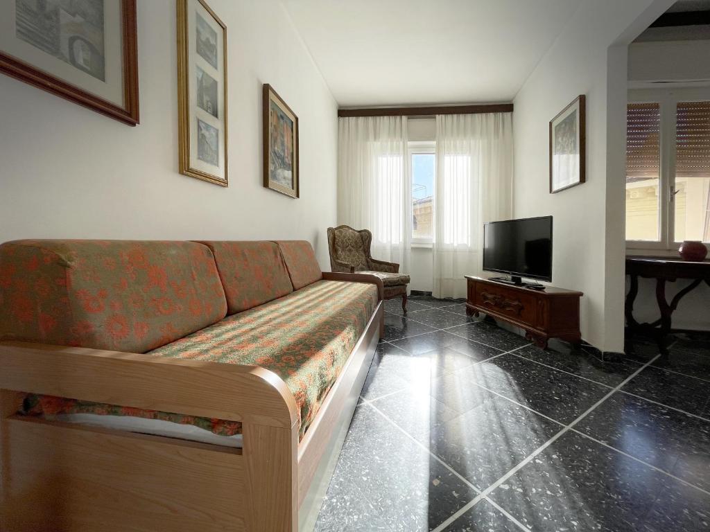 Sulle vie delle Cinque Terre, nel centro storico di Spezia! photo 3