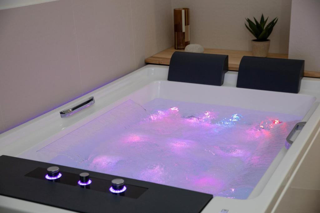 Taormina Center Suite with Jacuzzi photo 2