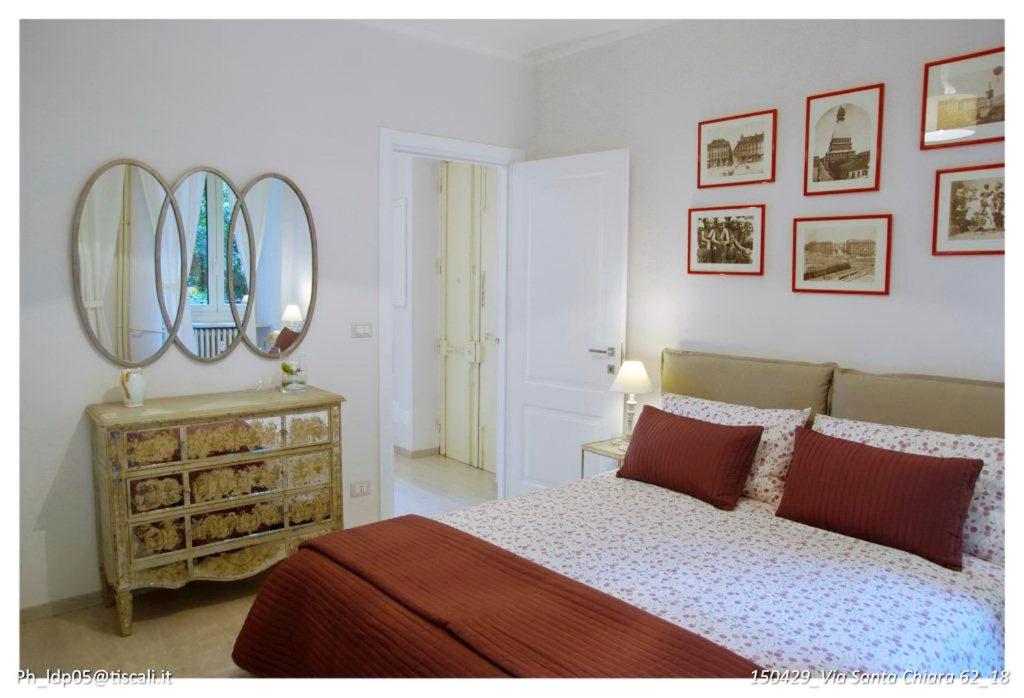 Santa Chiara Apartment by Home4holidays photo 2