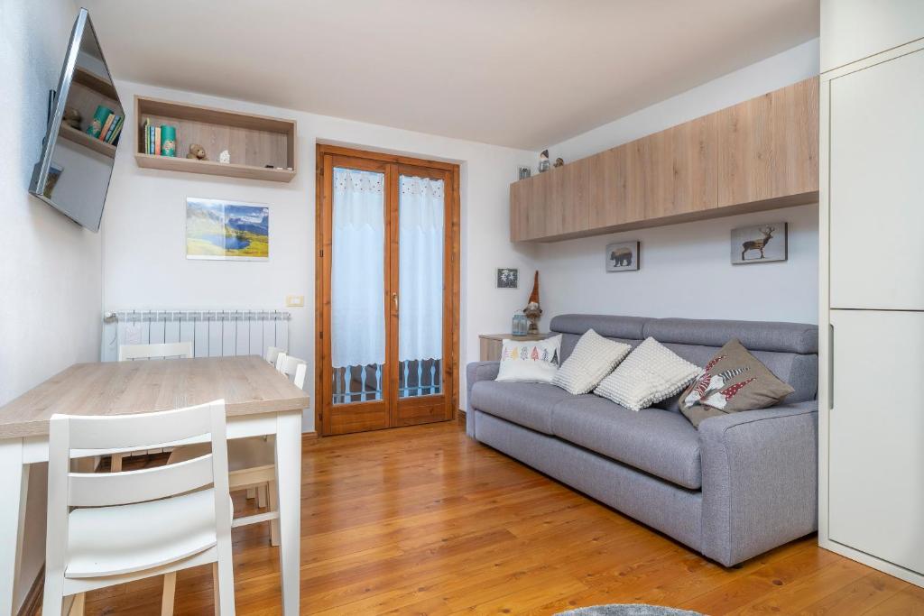 GuestHost - Small & Charming Apt - Overlooking the Alps photo 2