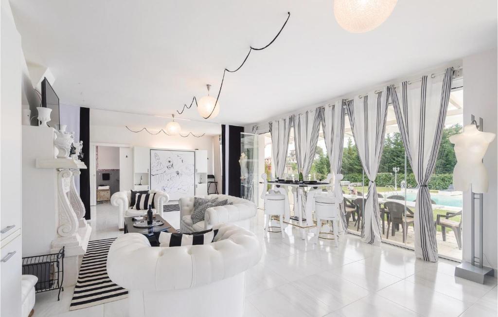 2 Bedroom Stunning Home In Roma photo 2