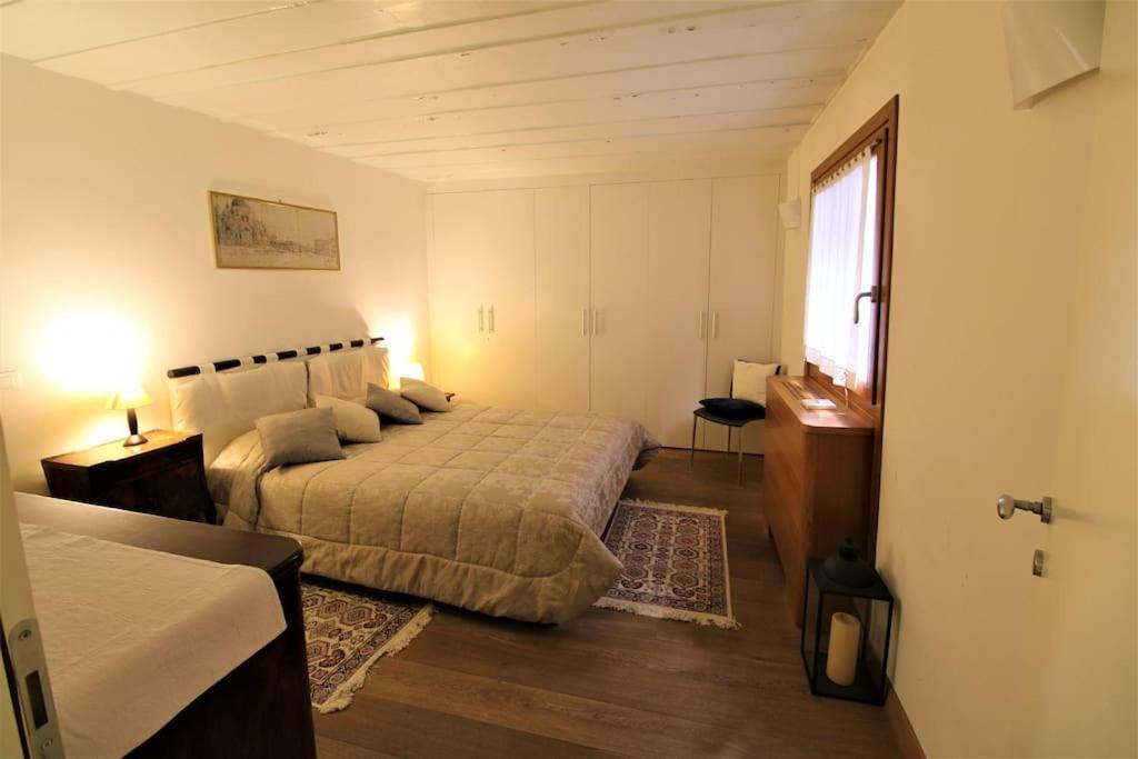 San Marco charming apartment with canal view photo 2