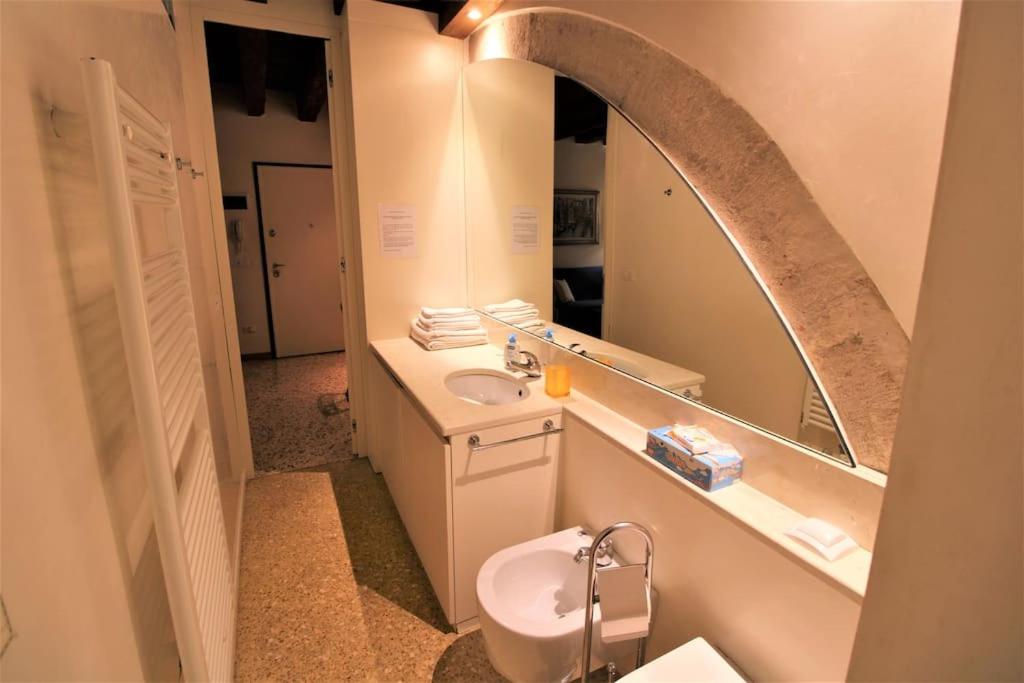 San Marco charming apartment with canal view photo 3