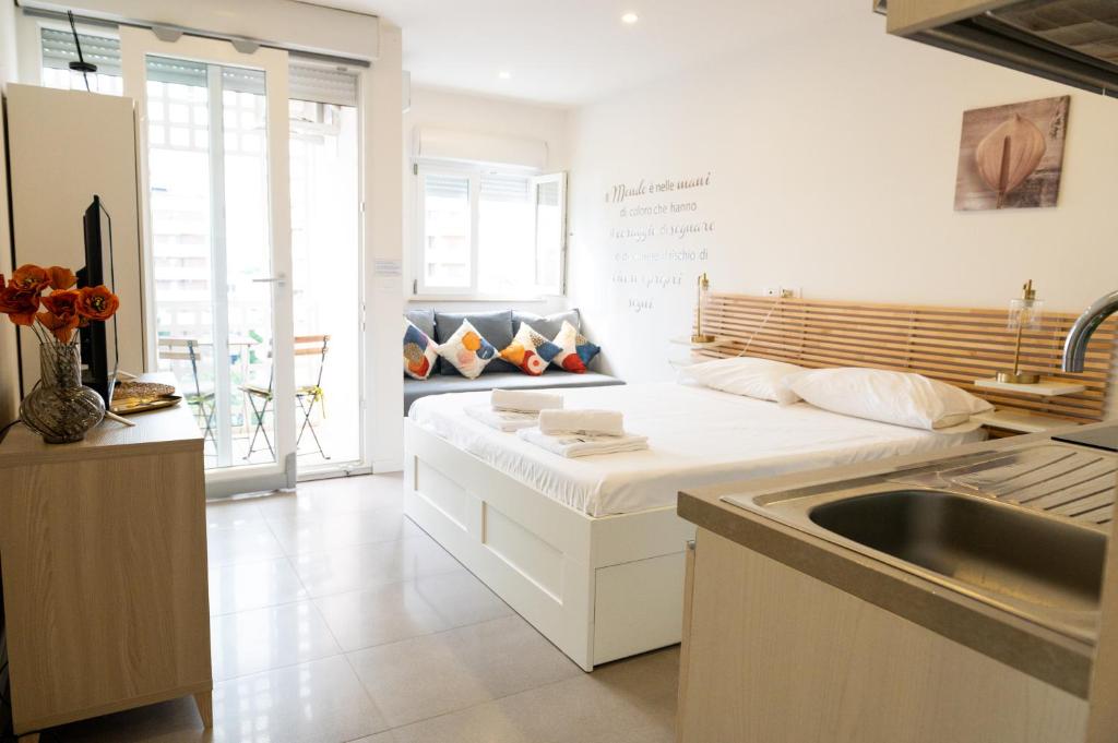 Monolocale con terrazza e cucina photo 2