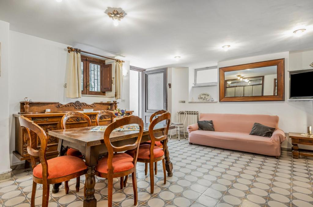 GuestHost - Roomy Central Apartment in the Heart of Taormina — photo 1