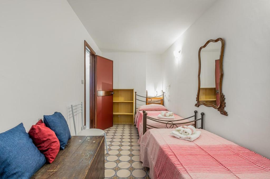 GuestHost - Roomy Central Apartment in the Heart of Taormina photo 2