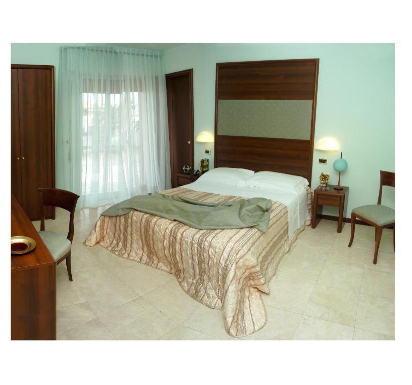 Hotel Royal photo 2