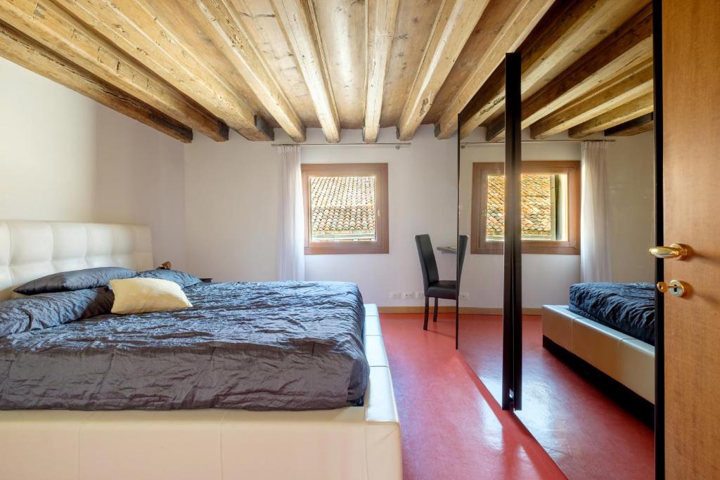 The Lion's House APT4 photo 2