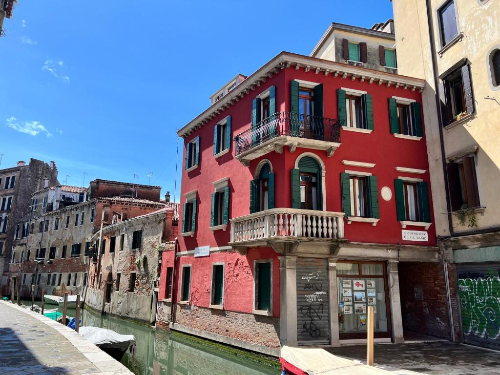 Splendid “True Venice Apartment” overlooking water — photo 1