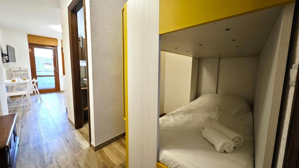 Hostdomus - Yellow Suite photo 2