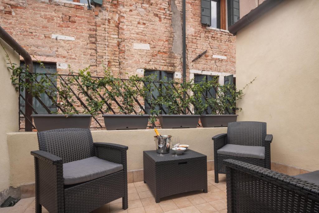 Sant'Aponal Cozy Apartment with Balcony R&R — photo 1