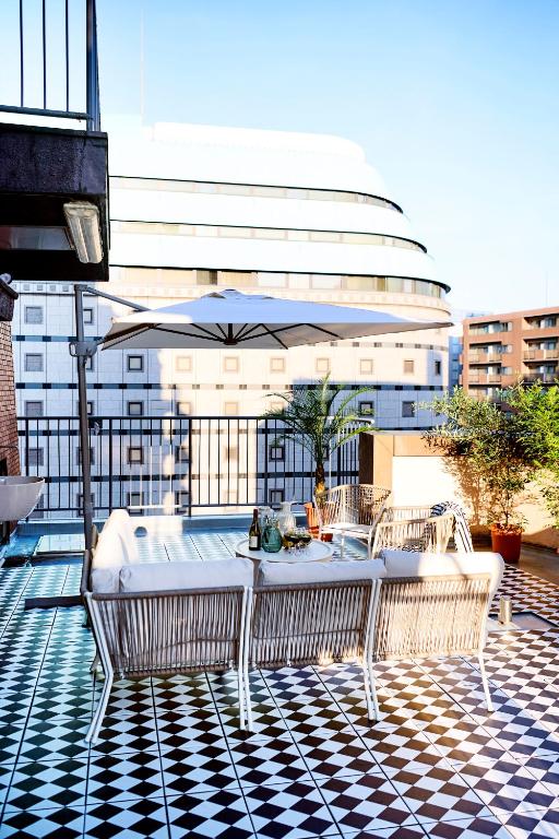 Central Shinjuku apartment with beautiful city view 3stops to Shibuya — photo 1