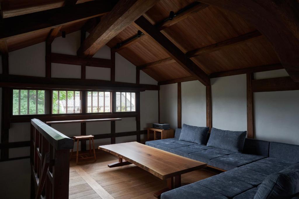 滔々 日本郷土玩具館 蔵の宿 toutou — photo 1