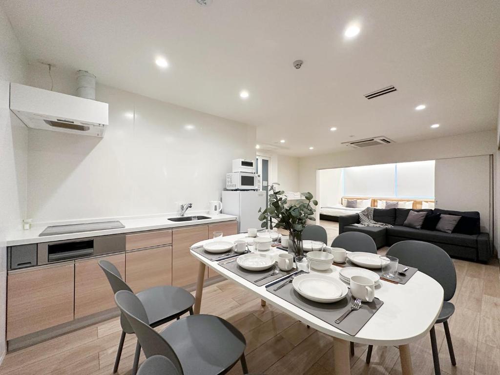 b hotel Nikke - Spacious Apt for 12Ppl Very Good Location — photo 1