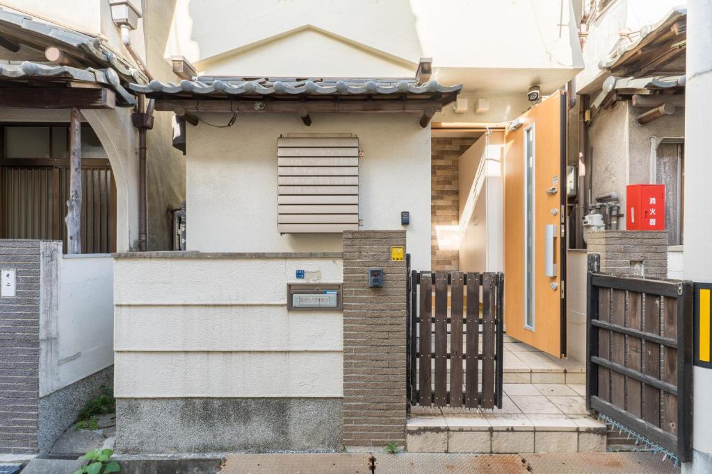 New design Cozy 4ppl 2-story Family House 2br&tub — photo 1