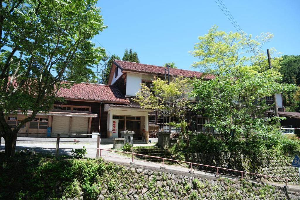 奈良吉野の小学校跡地ゲストハウス-五右衛門風呂体験-漫画図書室-卓球台-一棟貸し-素泊まり-吉野山天川村観光-Small inn attached to a historic school building — photo 1