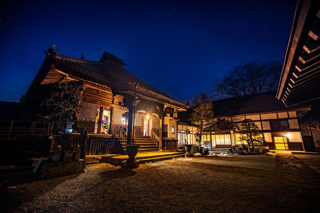 Temple Hotel 正暦寺 — photo 1