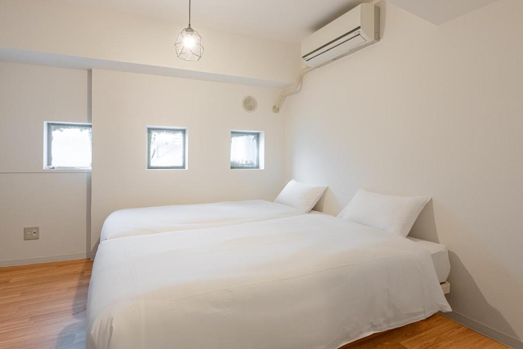 Higashi-Shinujuku 1008 — photo 1