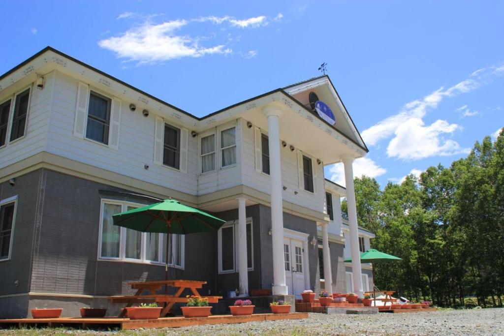 guest house White House ホワイト ハウス — photo 1