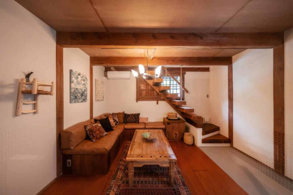 源泉かけ流しの一棟貸し温泉宿The Bath & Bed Dogo — photo 1