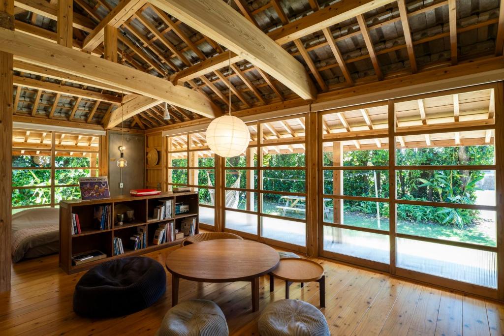 フクギに囲まれた家 さばんぎ沖縄古民家 SAVANGI Okinawan Designed Folk House — photo 1