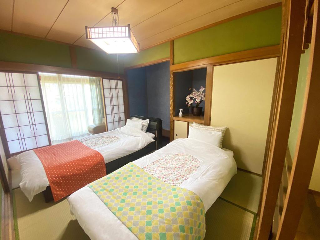 鉄道と山の見える家 — photo 1