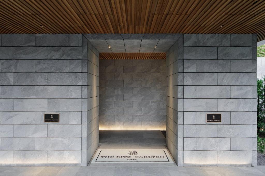 The Ritz-Carlton — photo 1