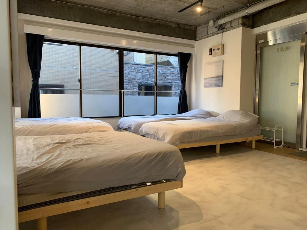 Spacious studio(62m2) in western Shinjuku photo 2