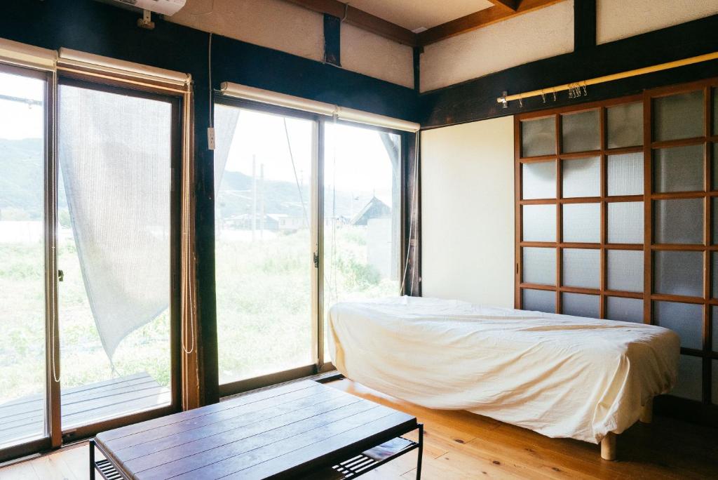 hinatabocco guesthouse kominka Twin room bed photo 2