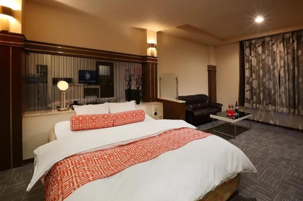 HOTEL the ROOMS - Couple's Hotel photo 3