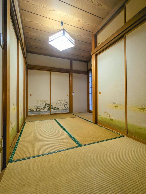 Tatami House 3minutes from Keisei Usui Station 30minutes from Narita Airport 58minutes from Asakusa 49 minutes from Oshiage 65minutes from Ginza — photo 1