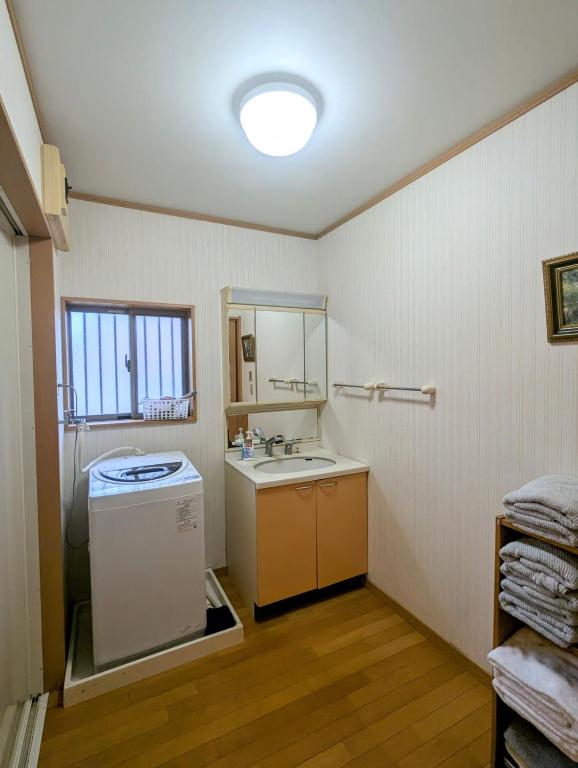 Tatami House 3minutes from Keisei Usui Station 30minutes from Narita Airport 58minutes from Asakusa 49 minutes from Oshiage 65minutes from Ginza photo 2