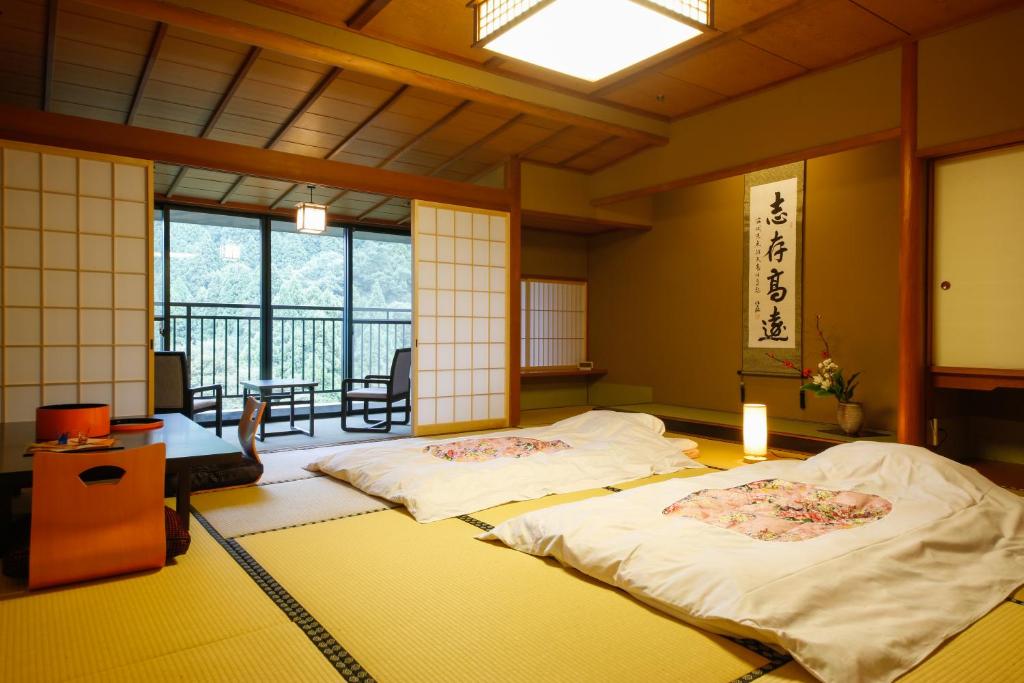 Yamanaka Onsen Hanatsubaki photo 2