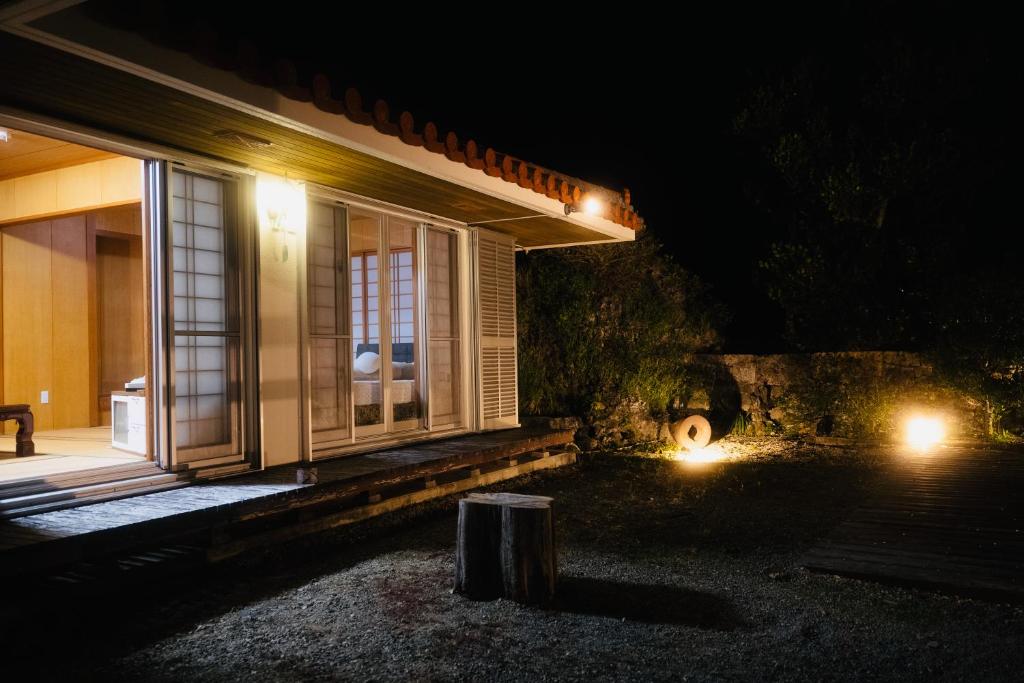 totono house 満天の星空 テントサウナ BBQ 元有形文化財を1棟貸切 うるま市 浜比嘉島 — photo 1