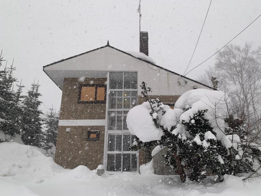 SHIKA HOUSE An ideal ski home in Rusutsu Village - 3 km from world class Rusutsu Ski Resort — photo 1
