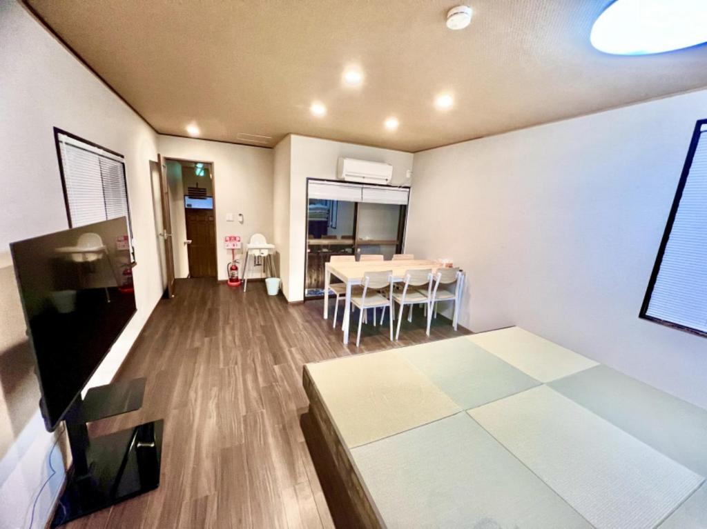 桃谷駅徒歩3分!バーベキュー可!商店街にある145平方!どこへ行くにも便利!コリアンタウンまで徒歩10分 — photo 1